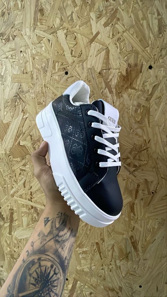 Guess Negro Blanco Plataforma GC2